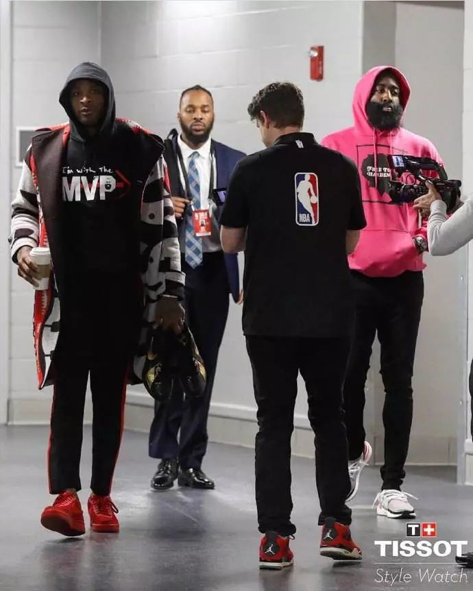 呈现出两个 呈现出两个